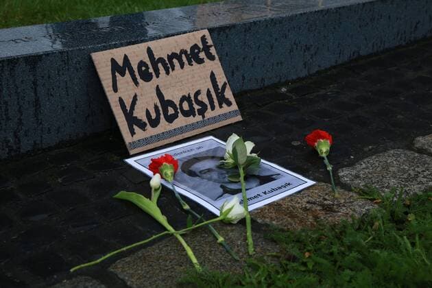 News Bilder des Tages 04.04. 2019 Dortmund Am 4. April 2006 wurde der Dortmunder Bürger Mehmet Kubasik von rechtsextremen Gewalttätern in seinem Kiosk an der Mallinckrodtstraße heimtückisch ermordet. Sein Tod jährt sich in dieser Woche zum dreizehnten Mal. Gedenkstein vor dem ehemaligen Kiosk. Hier ist auch der Startpunkt für einen Schweigemarsch zum Mahnmal der Opfer der NSU. Das Denkmal steht vor der Steinwache, in der jetzt die Auslandsgesellschaft ihren Sitz hat. Zur NS-Zeit befand sich hier ein großes GESTAPO-Gefängnis. Ali Sirin (Planerladen) und Ekincan Genc (Bezent e.V.) sprechen zu den Teilnehmern des Marsches. In Dortmund hat sich ein Bündnis aus 30 Initiativen und Organisationen zusammengetan, um rund um den Tag der Solidarität den Opfern des NSU zu gedenken. *** 04 04 2019 Dortmund On 4 April 2006 the Dortmund citizen Mehmet Kubasik w