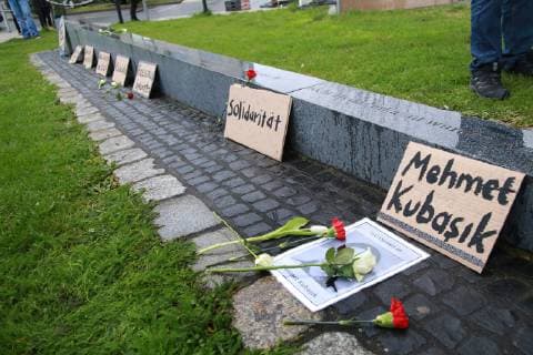 04.04. 2019 Dortmund Am 4. April 2006 wurde der Dortmunder Bürger Mehmet Kubasik von rechtsextremen Gewalttätern in seinem Kiosk an der Mallinckrodtstraße heimtückisch ermordet. Sein Tod jährt sich in dieser Woche zum dreizehnten Mal. Gedenkstein vor dem ehemaligen Kiosk. Hier ist auch der Startpunkt für einen Schweigemarsch zum Mahnmal der Opfer der NSU. Das Denkmal steht vor der Steinwache, in der jetzt die Auslandsgesellschaft ihren Sitz hat. Zur NS-Zeit befand sich hier ein großes GESTAPO-Gefängnis. In Dortmund hat sich ein Bündnis aus 30 Initiativen und Organisationen zusammengetan, um rund um den Tag der Solidarität den Opfern des NSU zu gedenken. *** 04 04 2019 Dortmund On 4 April 2006 the Dortmund citizen Mehmet Kubasik was insidiously murdered by right-wing extremists in his kiosk on Mallinckrodtstrasse His death this