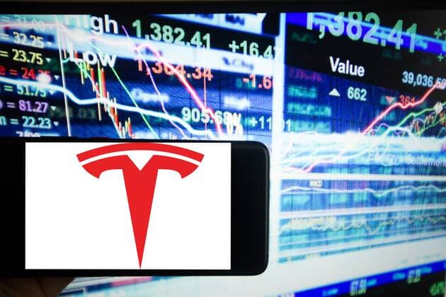 Nasdaq Unternehmen, Das Logo von Tesla ist auf einem Bildschirm eines Smartphones zu sehen. Im Hintergrund ist eine Illustration der Börse. New York NY State USA NYSE *** Nasdaq Company The Tesla logo can be seen on a smartphone screen In the background is an illustration of the New York Stock Exchange NY State USA NYSE