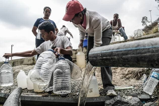 News Themen der Woche KW14 News Bilder des Tages April 4, 2019 - Caracas, Miranda, Venezuela - People collect water released through a pipe in an abandoned construction site which contains chemicals products and is not suitable for drinking during a water shortage in Caracas..A new blackout and water shortage hits Venezuela today which keep savaging the country economy as well as paralyzing the oil industry which cost the country around $200 million USD a day according to experts. Caracas Venezuela - ZUMAs197 20190404_zaa_s197_230 Copyright: xRomanxCamachox