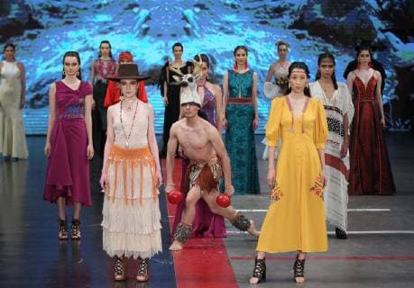 Models present creations by Mexican brand Lydya Lavin during the Mexico s Fashion Week, in Mexico City, Mexico, on 4 April 2019. Mexico s Fashion Week !ACHTUNG: NUR REDAKTIONELLE NUTZUNG!  Copyright: xMarioxGuzmánx AME6573 20190405-636900411275821289