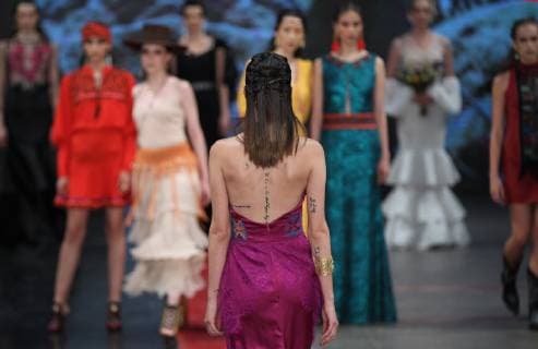 Models present creations by Mexican brand Lydya Lavin during the Mexico s Fashion Week, in Mexico City, Mexico, on 4 April 2019. Mexico s Fashion Week !ACHTUNG: NUR REDAKTIONELLE NUTZUNG!  Copyright: xMarioxGuzmánx AME6589 20190405-636900411909547586