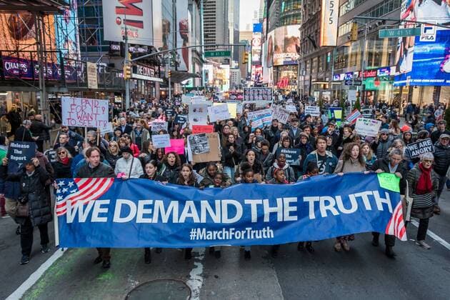 News Themen der Woche KW14 News Bilder des Tages NYC: March to demand full Mueller report release Activists in New York City joined a nationwide protest in Times Square on April 4, 2019, calling on Attorney General William Barr and elected officials to take decisive steps to make the findings of the Mueller investigation public. New York New York United States Times Square  ErikxMcGregor