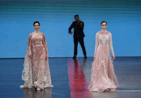 Models present creations by Mexican designer Benito Santos during the Mexico s Fashion Week, in Mexico City, Mexico, on 4 April 2019. Mexico s Fashion Week !ACHTUNG: NUR REDAKTIONELLE NUTZUNG!  Copyright: xMarioxGuzmánx AME6627 20190405-636900459391603404