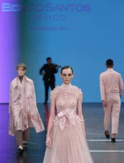Models present creations by Mexican designer Benito Santos during the Mexico s Fashion Week, in Mexico City, Mexico, on 4 April 2019. Mexico s Fashion Week !ACHTUNG: NUR REDAKTIONELLE NUTZUNG!  Copyright: xMarioxGuzmánx AME6629 20190405-636900461247655681
