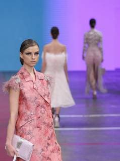 Models present creations by Mexican designer Benito Santos during the Mexico s Fashion Week, in Mexico City, Mexico, on 4 April 2019. Mexico s Fashion Week !ACHTUNG: NUR REDAKTIONELLE NUTZUNG!  Copyright: xMarioxGuzmánx AME6636 20190405-636900469892009732