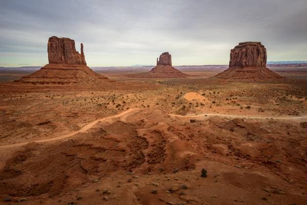 Tafelberge West Mitten Butte, East Mitten Butte, Merrick Butte, Scenic Drive, Monument Valley, Navajo Tribal Park, Navajo Nation Reservation, Arizona, Utah, USA, Nordamerika *** Table Mountains West Middle Butte East Middle Butte Merrick Butte Scenic Drive Monument Valley Navajo Tribal Park Navajo Nation Reservation Arizona Utah USA North America Copyright: imageBROKER ValentinxWolf ibxvfw04864827.jpg