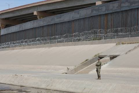 Mexico: Army of USA arrived at the border between Juarez and El Paso Soldiers from the United States, arrived at the border between Juarez and El Paso, Texas, United States, to take care of the frontier border, of the migrants, installed barbed wire near the wall that divides both countries Juarez Chihuahua Mexico  DavidxPeinado