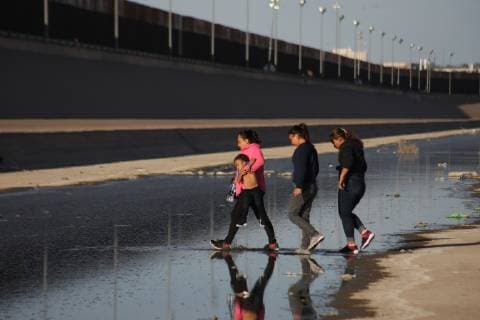 Mexico: Migrants cross the border Three women and a baby of Honduras crossed the border limit between Mexico and the United States to give up to the authorities, to be able to ask for political asylum. jUarez Chihuahua Mexico  DavidxPeinado