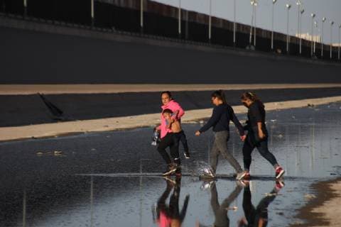 Mexico: Migrants cross the border Three women and a baby of Honduras crossed the border limit between Mexico and the United States to give up to the authorities, to be able to ask for political asylum. jUarez Chihuahua Mexico  DavidxPeinado