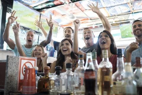 IMAGO Creative: FIFA WM 2022, Fußball Kultur Excited fans cheering in a sports bar model released Symbolfoto property released  ABAF02233