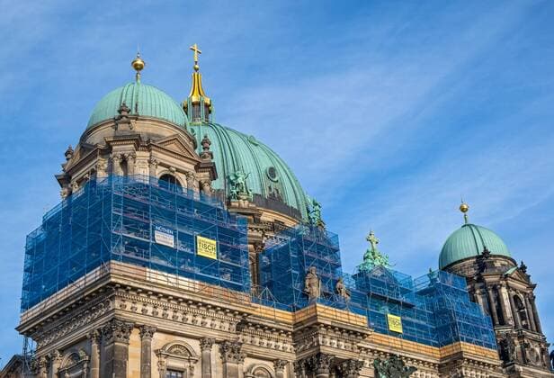 Der Berliner Dom leidet massiv unter Rissen, undichten Fugen und abbroeckelnden Gesteinsteilen (Foto vom 31.02.2019). Die Schaeden waren in den vergangenen Jahren schrittweise im Zuge anderer Sanierungsarbeiten festgestellt worden. Es werden 1,6 Millionen Euro fuer Sanierungsarbeiten gebraucht. Die Deutsche Stiftung Denkmalschutz und die Domgemeinde starten nun eine bundesweite Spendenaktion. Der Berliner Dom *** The Berlin Cathedral suffers massively from cracks, leaking joints and crumbling rocks Photo of 31 02 2019 The damages had been determined step by step in the course of other renovation work over the past years 1 6 million euros are needed for renovation work The German Foundation for the Preservation of Monuments and the Cathedral Community is now launching a nationwide fundraising campaign The Berlin Cathedral Copyright: epd-bild RolfxZoellner EDITORIAL USE ONLY