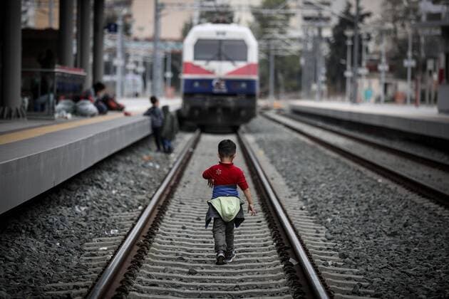 News Themen der Woche KW14 News Bilder des Tages April 5, 2019 - Athens, Greece - Migrants block the rail way at Larissis rail way central station in Athens. Yesterday, In the wake of anonymous calls on social media for a long trek through heavily guarded Balkan borders, police said more than 500 people, including families with small children, assembled in a cornfield outside the Diavata migrant camp, which is around 10 kilometers (6 miles) west of the city of Thessaloniki. Athens Greece - ZUMAe114 20190405_zaa_e114_007 Copyright: xEurokinissix