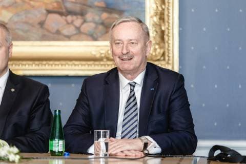 Tallinn, 04.04.2019, Riigikogu juhatuse pressikonverents. Riigikogu valis oma esimeheks Eesti Konservatiivse Rahvaerakonna (EKRE) poliitiku Henn Polluaasa. Riigikogu esimeseks aseesimeheks sai Helir-Valdor Seeder ja teiseks aseesimeheks Siim Kallas. The new Board of the Riigikogu ahead of its first press conference. Henn Polluaas of the Conservative People s Party of Estonia (EKRE) President and Helir-Valdor Seeder (Isamaa) and Siim Kallas (Reform) the First and Second Vice-Presidents of the Riigikogu. Foto: Konstantin Sednev Postimees Grupp TALLINN HARJUMAA ESTONIA  Copyright: xKonstantinxSednevx SIIM KALLAS