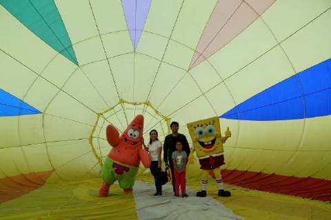 (190405) -- PAMPANGA PROVINCE, April 5, 2019 -- People pose for photos with mascots inside a hot air balloon during the Lubao International Balloon and Music Festival 2019 in Pampanga Province, the Philippines, April 5, 2019. The annual Lubao International Balloon and Music Festival takes place here from April 5 to 7, featuring musical performances, fireworks displays, more than 30 local and international hot air balloons and a wide variety of aerial activities. ) PHILIPPINES-PAMPANGA-HOT AIR BALLOON-FESTIVAL ROUELLExUMALI 