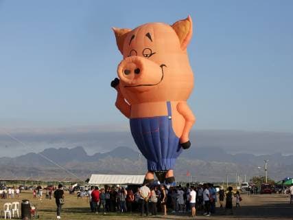 News Bilder des Tages (190405) -- PAMPANGA PROVINCE, April 5, 2019 -- A pig-shaped hot air balloon is seen during the Lubao International Balloon and Music Festival 2019 in Pampanga Province, the Philippines, April 5, 2019. The annual Lubao International Balloon and Music Festival takes place here from April 5 to 7, featuring musical performances, fireworks displays, more than 30 local and international hot air balloons and a wide variety of aerial activities. ) PHILIPPINES-PAMPANGA-HOT AIR BALLOON-FESTIVAL ROUELLExUMALI 