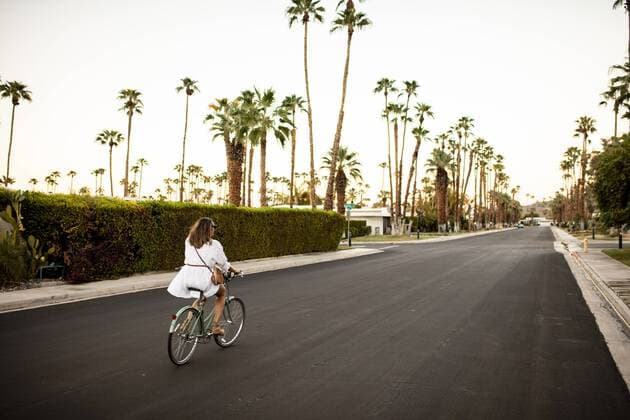 USA, California, Palm Springs, woman riding bicycle on the street model released Symbolfoto  DAWF00868