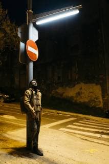 IMAGO Creative: Gesundheit, Burnout Spain, Igualada, man standing under a street lamp at night model released Symbolfoto  JRFF02317