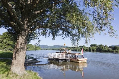The jetty of Dunabogdany for the small passenger ferry bringing passengers to the island of St. Adnrew (Szentendre). It is located a bit downriver of the famous bend of the Danube near Visegrad. Szentendre island is part of the Duna-Ipoly National Park. Europe, East Europe, Hungary,  Copyright: xMartinxZwickx EU13 MZW0087