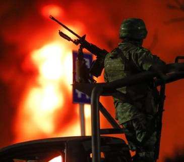 A Mexican soldier keeps watch after an oil pipepine of the company Pemex exploded in the municipality of Leon, state of Guanajuato, Mexico, 07 April 2019. The explosion occurred in the night when a group of huachicoleros , people who steal petrol or adulterated alcohol, were allegedly stealing oil from the pipeline. The fire caused flames reaching more than 5 meters high and some nearby neighborhoods suffered a blackout after the explosion. No victims have been reported by the local authorities at the moment. Pemex oilpipe explodes in Mexico !ACHTUNG: NUR REDAKTIONELLE NUTZUNG!  Copyright: xLuisxRamirezx GRAF7116 20190407-636902292836313655