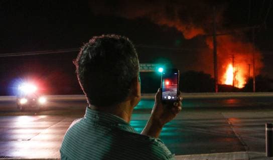 A man uses his mobile to film the explosion of an oil pipepine of the company Pemex in the municipality of Leon, state of Guanajuato, Mexico, 07 April 2019. The explosion occurred in the night when a group of huachicoleros , people who steal petrol or adulterated alcohol, were allegedly stealing oil from the pipeline. The fire caused flames reaching more than 5 meters high and some nearby neighborhoods suffered a blackout after the explosion. No victims have been reported by the local authorities at the moment. Pemex oilpipe explodes in Mexico !ACHTUNG: NUR REDAKTIONELLE NUTZUNG!  Copyright: xLuisxRamirezx GRAF7118 20190407-636902292881939238