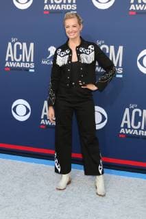 LAS VEGAS - APR 7: Beth Behrs at the 54th Academy of Country Music Awards at the MGM Grand Garden Arena on April 7, 2019 in Las Vegas, NV  Copyright: xHutchinsxPhotox xIPAx xHutchinsxPhotox