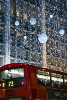 IMAGO Creative: Countdown bis Weihnachten, Nach Hause reisen England, London, Soho, Oxford Street, Chirstmas decorations and London bus  Copyright: xWalterxBibikowx EU33 WBI0456