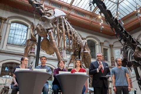 FridaysForFuture PK Students of the Fridays for Future movement present their demands on politics at a press conference at the Berlin Museum of Natural History Im Bild Svenja Kannt Sebastian Grieme Linus Steinmetz Sana Strahinjic Prof Johannes Vogel General Director of the Museum für Naturkunde Berlin und Tom Patzelt v l n r Berlin Berlin Germany