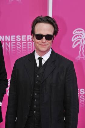 August Diehl (acteur) - Serie Bauhaus CELEBRITES : Canneseries Festival 2019 - Pink Carpet - Cannes - 08 04 2019 NorbertScanella Panoramic 