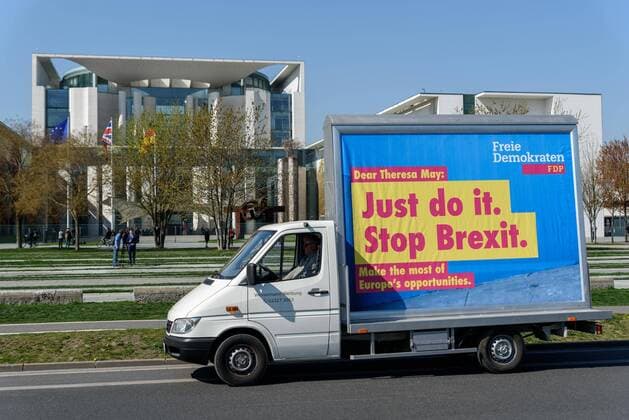 On the occasion of the visit of the British Prime Minister, the FDP will present a poster in front of the Berlin Chancellery for the Vrbleib Englads in the European Union snapshot photography F Boillot