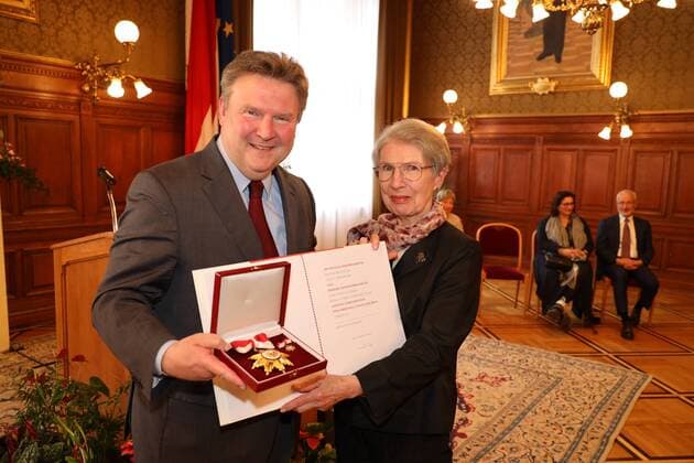 Entertainment Themen der Woche KW15 Entertainment Bilder des Tages Goldene Ehrenzeichen an Barbara Frischmuth Wien, Rathaus, 09. 04. 2019 Michael LUDWIG, Barbara FRISCHMUTH *** Golden Medal of Honor to Barbara Frischmuth Vienna City Hall 09 04 2019 Michael LUDWIG Barbara FRISCHMUTH