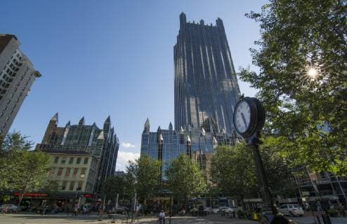 Architektur von Philip Johnson Pittsburgh Pennsylvania PA the Market Square downtown area of skyscrapers and glass PPG Pittsburgh Plate Glass building  Copyright: xBillxBachmannx US39 BBA0110