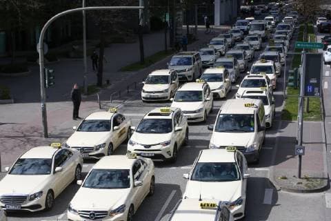 Taxifahrerstreik in Hamburg 10.04.2019, DEU, Deutschland, Hamburg: Mehrere Hundert Taxifahrer fahren bei einer Demonstration in einem Autokorso durch Hamburg. Die Demonstration richtete sich gegen Pläne des Bundesverkehrsministers, den Fahrdienstmarkt für weitere Anbieter wie zu öffnen. Hamburg Hamburg Deutschland *** Taxi drivers strike in Hamburg 10 04 2019 DEU Germany Hamburg Several hundred taxi drivers drive through Hamburg during a demonstration in a motorcade The demonstration was directed against plans by the Federal Minister of Transport to open up the market for taxi services to other providers such as Hamburg Hamburg Hamburg Germany