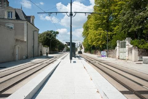 IMAGO Creative: Gesellschaft, Mobilität auf dem Land Avenue Pierre Mendès France, Avrillé, Frankreich, moderne Straßenbahn - Avrillé, Avenue Pierre Mendès France, modern Tramway *** Avenue Pierre Mendès France Avrillé France modern tram Avrillé Avenue Pierre Mendès France modern tramway