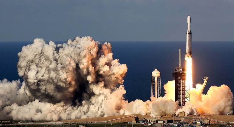 News Themen der Woche KW15 News Bilder des Tages April 11, 2019 - Kennedy Space Center, FL, USA - The SpaceX Falcon Heavy rocket lifts off from Launch Complex 39-A at Kennedy Space Center, Fla., on Thursday, April 11, 2019. The Falcon Heavy was ferrying the Arabsat-6A satellite that was later succesfully deployed. Kennedy Space Center USA - ZUMAm67_ 20190411_zaf_m67_019 Copyright: xJoexBurbankx