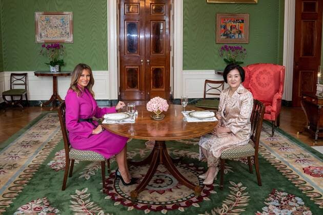 News Themen der Woche KW15 News Bilder des Tages Apr 11, 2019 - Washington, District of Columbia, U.S. - MELANIA TRUMP and KIM JUNG-SOOK at the White House. President Moon is expected to ask President Trump to reduce sanctions on North Korea in an attempt to jump-start nuclear negotiations between North Korea and the US. Washington U.S. - ZUMAz03_ 20190411_sha_z03_138 Copyright: xShealahxCraigheadx