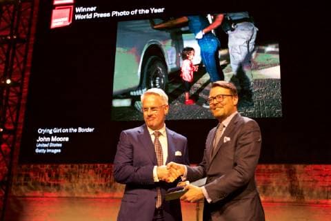 (190412) -- AMSTERDAM, April 12, 2019 -- Dutch Prince Constantijn (R) congratulates John Moore, whose Crying Girl on the Border won the hornor of World Press Photo of the Year, in Amsterdam, the Netherlands, April 11, 2019. ) THE NETHERLANDS-AMSTERDAM-WORLD PRESS PHOTO SylviaxLederer 