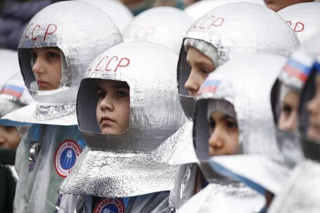 News Bilder des Tages EDITORIAL USE ONLY; NO COMMERCIAL USE; NO ADVERTISING MOSCOW, RUSSIA - APRIL 12, 2019: Children in spacesuit costumes during Cosmonautics Day celebrations at Moscow s VDNKh Exhibition Centre. Artyom Geodakyan TASS  TS0A7FA5