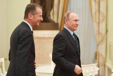 News Bilder des Tages MOSCOW, RUSSIA - APRIL 12, 2019: Russia s President Vladimir Putin (R) and Volkswagen CEO Herbert Diess during a meeting at the Moscow Kremlin. Ilya Pitalev POOL TASS  TS0A804F