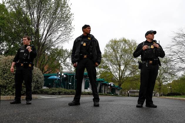(190412) -- WASHINGTON, April 12, 2019 -- Secret Service agents are seen outside the White House in Washington D.C., the United States, on April 12, 2019. A man set his jacket on fire outside the White House on Friday afternoon, according to the U.S. Secret Service. ) U.S.-WASHINGTON D.C.-WHITE HOUSE-MAN-JACKET-FIRE TingxShen 