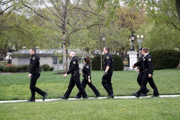 (190412) -- WASHINGTON, April 12, 2019 -- Secret Service agents are seen outside the White House in Washington D.C., the United States, on April 12, 2019. A man set his jacket on fire outside the White House on Friday afternoon, according to the U.S. Secret Service. ) U.S.-WASHINGTON D.C.-WHITE HOUSE-MAN-JACKET-FIRE TingxShen 