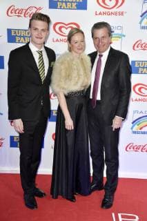 Günther H Oettinger with his partner Friederike Beyer and son Alexander Oettinger at the award ceremony of the 22 Radio Regenbogen Award 2019 in the Europa Park Arena Rust 12 04 2019 Foto:xF.xKernx xFuturexImage