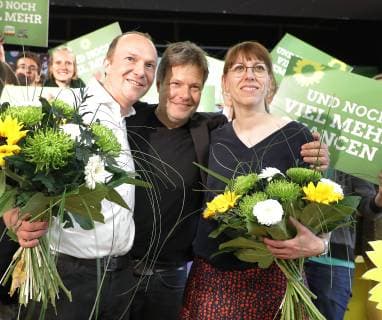News Themen der Woche KW15 News Bilder des Tages Robert Habeck 13.04.2019, Chemnitz Der Bundesvorsitzende von Bündnis 90 Die Grünen, Robert Habeck, spricht auf der 51. Landesversammlung der sächsischen Grünen in der TU- Mensa, Reichenhainer Strasse, in Chemnitz. Wahl zur Landeslisten, vl Wolfram Günther ( 2.Platz der Landesliste) , Bundesvorsitzender Robert Habeck und Katja Meier (1. Platz der Landesliste) Chemnitz Sachsen BRD *** Robert Habeck 13 04 2019 Chemnitz The Federal Chairman of Bündnis 90 The Greens Robert Habeck Speaks at the 51th Regional Assembly of the Saxon Greens in the TU Mensa Reichenhainer Strasse in Chemnitz Election to the Regional Lists vl Wolfram Günther 2 Place on the Regional List Federal Chairman Robert Habeck and Katja Meier 1 Place on the Regional List Chemnitz Saxony Federal Republic of Germany
