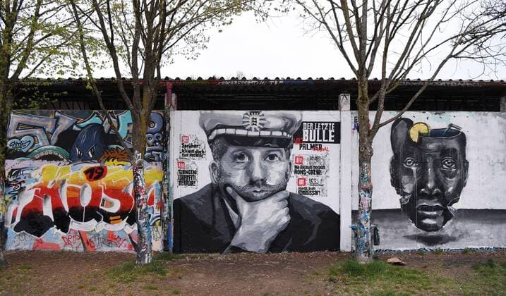 Tuebingen 13 04 2019 The last bull a Grafitti Portrait of Tuebingens mayor Boris Palmer The Greens on a legal graffiti wall in Tuebingen with Bildzeitung Headlines ULMER Pressebildagentur