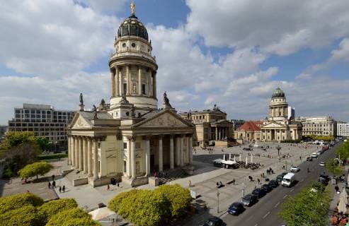 Deutschland, Berlin, Mitte Gendarmenmarkt in Berlin Mitte. An einigen Stellen ist der Boden uneben und es fehlen Pflastersteine. Berlin Berlin Deutschland *** Gendarmenmarkt in Berlin Mitte In some places the ground is uneven and cobblestones are missing Berlin Berlin Germany Copyright: xMikexWolffx