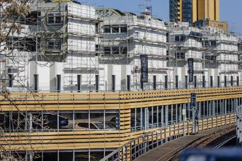 Symbolfoto: Wohnungen werden auf einer Baustelle direkt neben einem Parkhaus errichtet. Berlin, 16.04.2019 Berlin Deutschland *** Symbolfoto Apartments are being built on a construction site directly next to a multi-storey car park Berlin 16 04 2019 Berlin Germany Copyright: xThomasxTrutschel photothek.netx