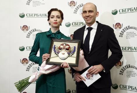 MOSCOW, RUSSIA - APRIL 16, 2019: Ballet dancer Yekaterina Krysanova (L), who has received the Ballet-Contemporary Dance Best Actress award for her role of Juliet in the Bolshoi Theatre s Romeo and Juliet production, and Vyacheslav Tsybulnikov, chairman of the Sberbank Moscow Bank, at the 2019 Golden Mask award ceremony at the Historic Stage of the Bolshoi Theatre. Artyom Geodakyan TASS  TS0A86D8