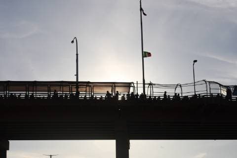 Migrants wait at the El Paso bridge over Bravo river in Ciudad Juarez at the border between Mexico and US, 16 April 2019. Daily in Ciudad Juarez dozens of Central American migrants cross the Bravo river to try get political asylum from US authorities. Migrants crossing the Bravo river in Ciudad Juarez !ACHTUNG: NUR REDAKTIONELLE NUTZUNG!  Copyright: xDavidxPeinadox MEX097 20190416-636910421237683282