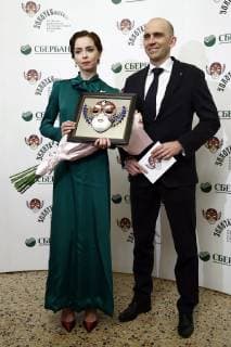 MOSCOW, RUSSIA - APRIL 16, 2019: Ballet dancer Yekaterina Krysanova (L), who has received the Ballet-Contemporary Dance Best Actress award for her role of Juliet in the Bolshoi Theatre s Romeo and Juliet production, and Vyacheslav Tsybulnikov, chairman of the Sberbank Moscow Bank, at the 2019 Golden Mask award ceremony at the Historic Stage of the Bolshoi Theatre. Artyom Geodakyan TASS  TS0A86D9