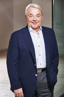 Portrait Klaus Peter Schulenberg DEU Deutschland Hamburg 18 10 2017 Klaus Peter Schulenberg CEO of Eventim in the entrance hall of the company headquarters in Hamburg Hohe Bleichen 11